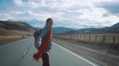 Adam hızlı yolda kaykay. Dostum longboard yokuş aşağı gidiyor ve at binme hızlı.