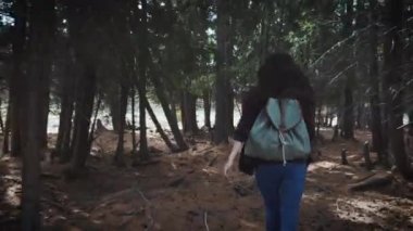 Kuray Rusya - 01.05.2017: aktif sağlıklı hipster teen ormanda hiking. Bir karanlık peri orman yoluyla çalışır. Seninle arama