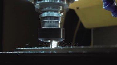 Metal işleten CNC değirmen makinesi. Metal modern işleme teknolojisi kesiliyor.
