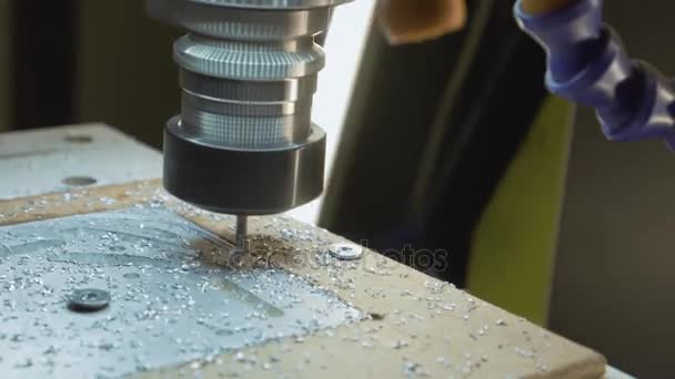 Snijd plaatmetaal in de werkplaats. Modern gereedschap in de zware industrie. Gevaarlijk werk. — Stockvideo