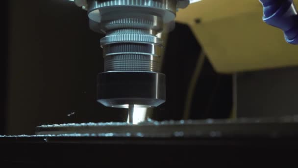 Μεταλλουργική CNC μηχανή άλεσης. Κοπή μετάλλων σύγχρονη τεχνολογία επεξεργασίας. — Αρχείο Βίντεο