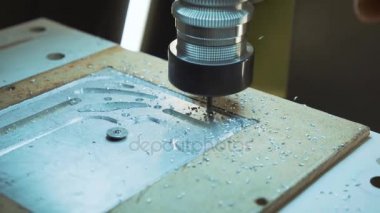 Metal işleten CNC değirmen makinesi. Metal modern işleme teknolojisi kesiliyor.