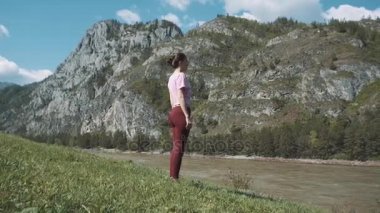 Genç güzel kadın kırmızı tank top açık havada, pratik bükme ağaç duruş, Vrksasana, Park yaz gününde varyasyonu yapıyor. Altay, nehir katun.