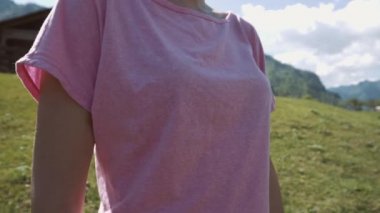 Genç güzel kadın kırmızı tank top açık havada, pratik bükme ağaç duruş, Vrksasana, Park yaz gününde varyasyonu yapıyor. Altay, nehir katun.