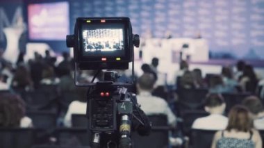 videocamera, sunu salonda öğretim görevlisi performansını kaydını tutar.