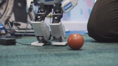 Novosibirsk Rusya - 20.06.2017: futbol oynarken eğlence özerk mobil robotlar. Robotlar futbol ya da futbol oynamak. Topu ve skor kalede robotlar insanlar tekme