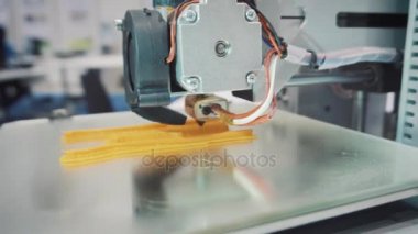 çalışma 3d yazıcı sırası. 3D yazıcı plastik bir parça, belki bir mücevher parçası veya öğeyi sanat yazdırır