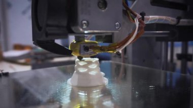 çalışma 3d yazıcı sırası. 3D yazıcı plastik bir parça, belki bir mücevher parçası veya öğeyi sanat yazdırır