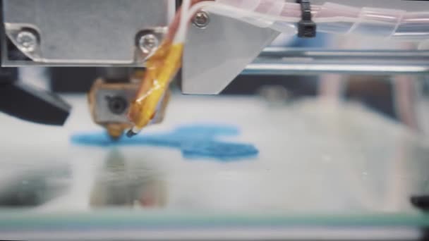 Három dimenziós nyomtató iskolai laboratóriumban, 3D-s műanyag nyomtató, 3d nyomtatás közben — Stock videók