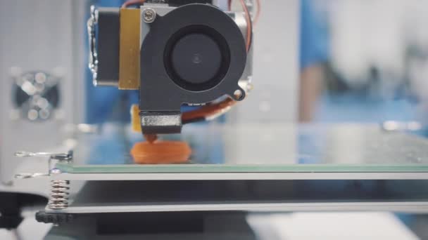 Тривимірний принтер під час роботи в шкільній лабораторії, 3D пластиковий принтер, 3D друк — стокове відео