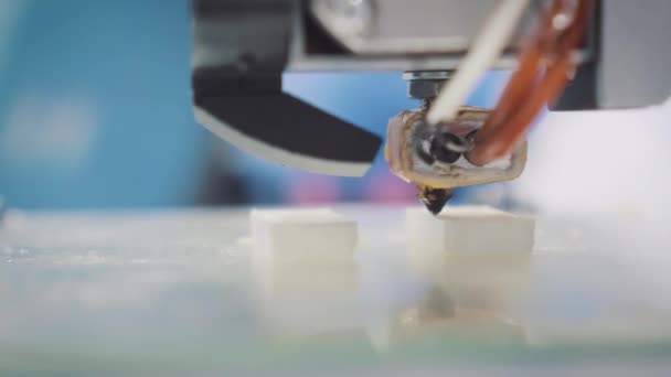 Tre dimensionell skrivare under arbete i skolan laboratorium, 3d plast-skrivare, 3d-utskrifter — Stockvideo