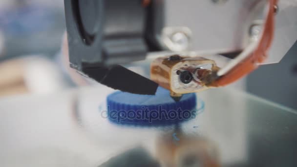 Трехмерный принтер во время работы в школьной лаборатории, 3D-пластиковый принтер, 3D-печать — стоковое видео