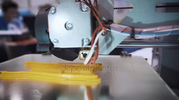 Secuencia de impresión 3d de trabajo. 3d la impresora imprime una pieza de plástico, tal vez una pieza de joyería o una pieza de arte — Vídeos de Stock