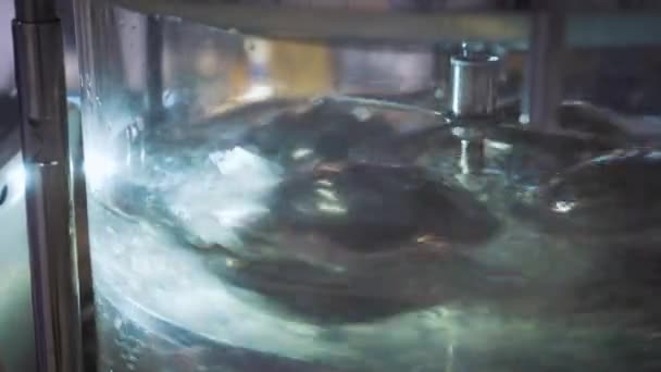 Liquido trasparente, può acqua. Astrattamente ruota e è mescolato in un'autoclave. Simulazione di correnti parassite . — Video Stock