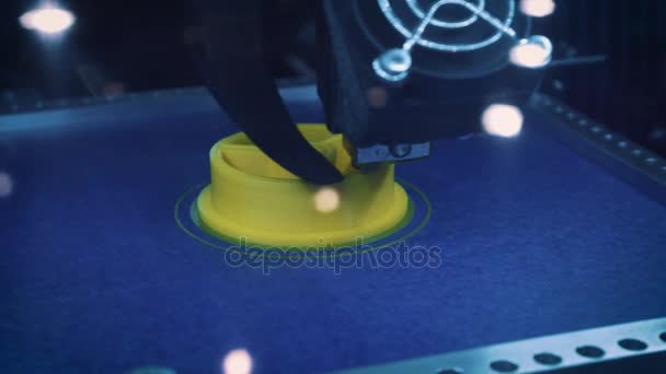 Secuencia de impresión 3d de trabajo. 3d la impresora imprime una pieza de plástico, tal vez una pieza de joyería o una pieza de arte — Vídeos de Stock