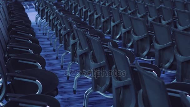 Cadeiras em uma sala de conferências profissional ou salão — Vídeo de Stock