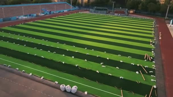 Lanzamiento aéreo: HD - Fútbol. Nueva cancha de fútbol limpia. Nueva hierba fresca dentro de la ciudad . — Vídeo de stock