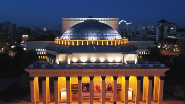 NOVOSIBIRSK RUSSIE - 10.06.2017 : vue aérienne théâtre Opéra et Ballet Novossibirsk. Théâtre d'opéra et de ballet de Novossibirsk NGATOIB, Novat. Voler le copter au-dessus de la ville de nuit — Video