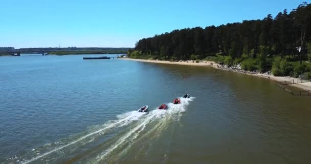 Prędkość łodzi jet ski, spławiki z dużą prędkością w wody jeziora. — Wideo stockowe