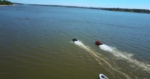 Rychlostní člun jet ski, plováky s vysokou rychlostí ve vodě jezera. — Stock video