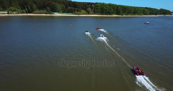 Schnellboot Jetski, schwimmt mit hoher Geschwindigkeit im Wasser des Sees. — Stockvideo