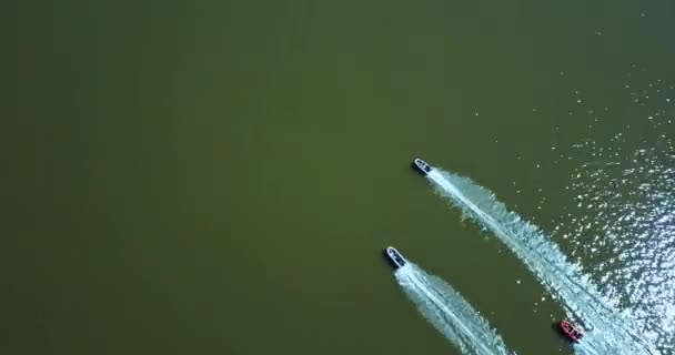 Schnellboot Jetski, schwimmt mit hoher Geschwindigkeit im Wasser des Sees. — Stockvideo