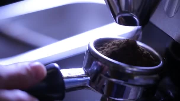 Ufa russland - 01.03.2015: zwei glückliche mädchen kaufen nachts kaffee und gehen ins kino. — Stockvideo