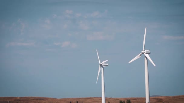 Windturbines energie zijn een van de schoonste, hernieuwbare elektrische energiebron — Stockvideo