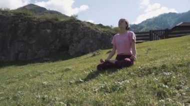 Yoga meditasyon bozulmamış sahilde
