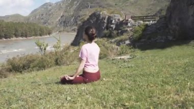Yoga meditasyon bozulmamış sahilde