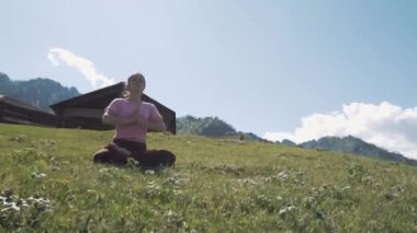Yoga meditasyon bozulmamış sahilde