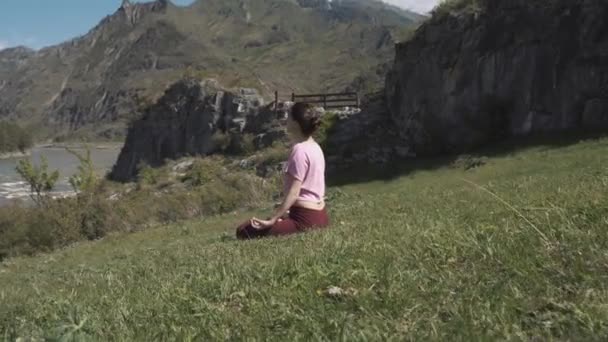 Yoga meditasyon bozulmamış sahilde — Stok video