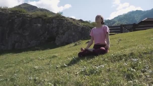 Yoga meditasyon bozulmamış sahilde — Stok video