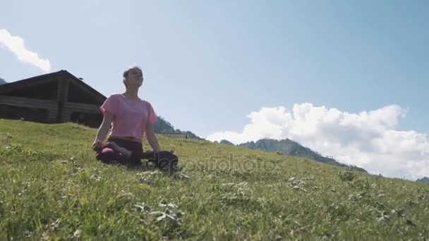 Yoga meditasyon bozulmamış sahilde — Stok video