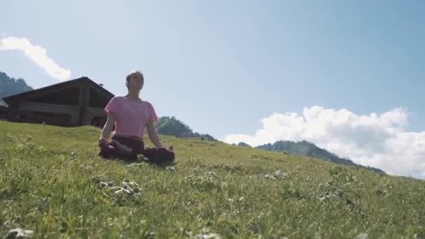 Meditación de yoga en playa prístina — Vídeos de Stock