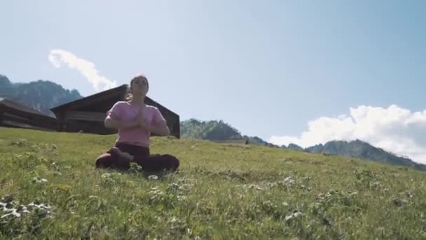 Meditație yoga pe plaja curată — Videoclip de stoc