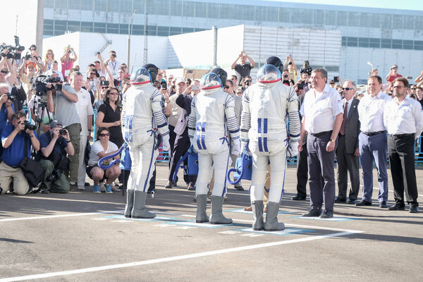 БАЙКОНУР, КАЗАХСТАН - 28 июля: настоящие астронавты, космонавты отправляются на МКС на российской космической ракете. Рэндольф Бресник, Паоло Несполи, Сергей Рязанский идут попрощаться с планетой Земля
