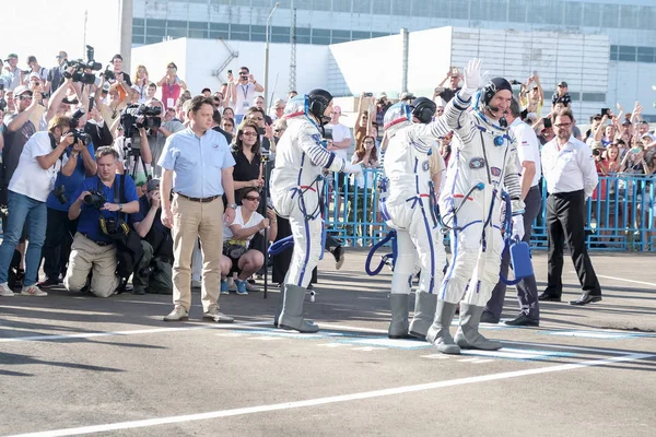 Baykonur, Kazakistan - Jule, 28: gerçek Astronotlar, astronotlar bir Rus uzay roketi ISS gönderilir. Gezegen Dünya'ya Elveda demeye Randolph Bresnik, Paolo Nespoli, Sergey Ryazanskiy git