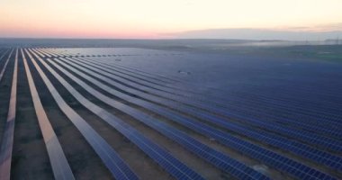 Hava endüstriyel görünümünü fotovoltaik güneş birimleri yenilenebilir enerji üreten çevre çöl,