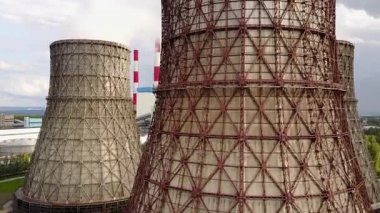 Büyük boru ile termal enerji üreten bitki üzerinde uçan. Hava atışı