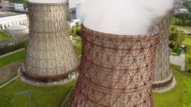 Büyük boru ile termal enerji üreten bitki üzerinde uçan. Hava atışı