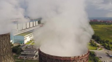 Büyük boru ile termal enerji üreten bitki üzerinde uçan. Hava atışı
