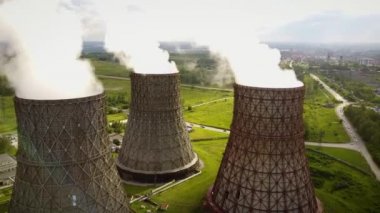 Büyük boru ile termal enerji üreten bitki üzerinde uçan. Hava atışı