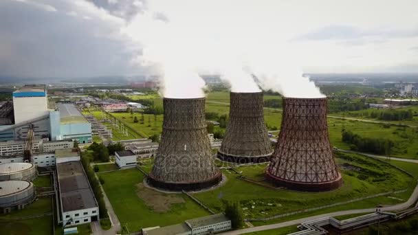 Voando sobre a planta produzindo energia térmica com grandes tubos. Tiro aéreo — Vídeo de Stock