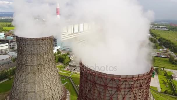 大きなパイプで熱エネルギーを作り出す植物の上飛んでいます。空中ショット — ストック動画