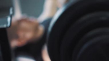 Halter salonunda - kas eğitim. Adam spor salonunda halter kaldırıyor. Haddelenmiş koca adam trenler dumbbells ile. Spor salonunda antrenör. Yaşam tarzı.