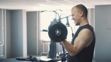 Adam halter egzersiz jimnastik salonu