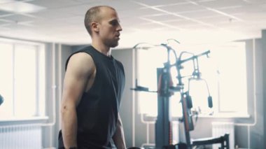 Adam halter egzersiz jimnastik salonu