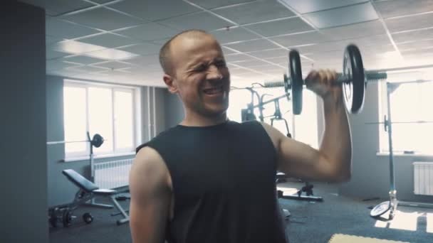 Uomo manubri allenamento in palestra — Video Stock