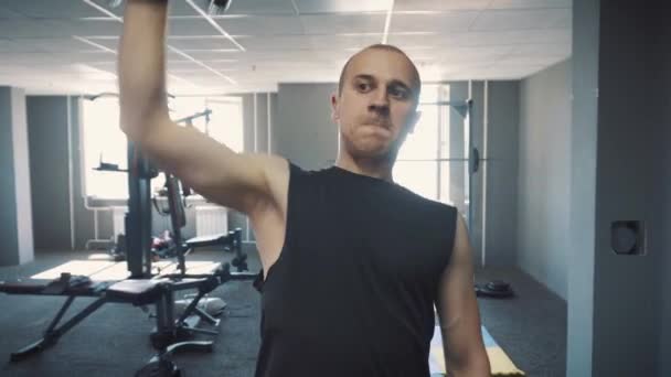 Чоловік гантелі тренування в тренажерному залі — стокове відео